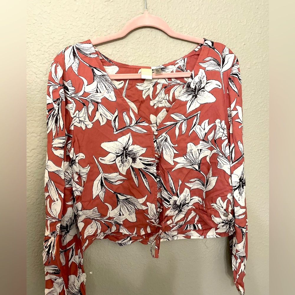 Mauve/pink and white floral top. waist length. breathable fabric. ROXY brand.S/M